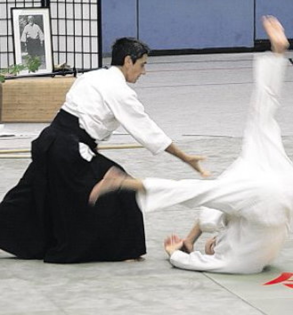Aikido-Meisterin Donatella Lagorio übt mit Lehrgangs-Teilnehmern Obertonsingen