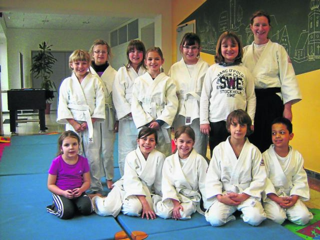 Kathleen Walberer lehrt Grundschülern Aikido - Schau-Trainingsstunde vor Publikum